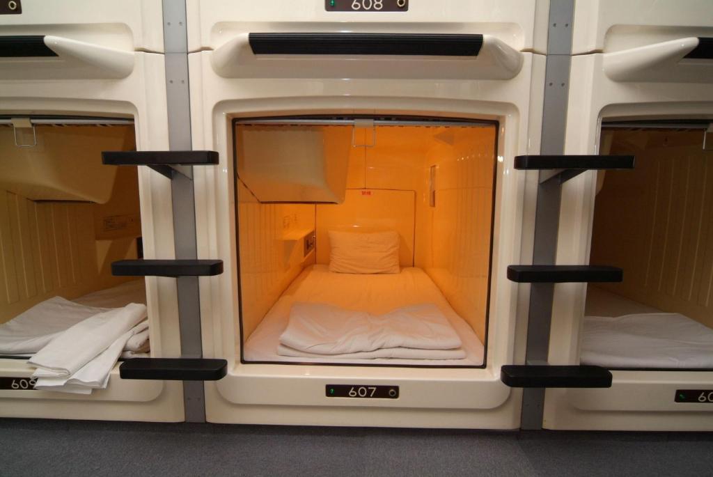Capsule Hotel & Sauna Ikebukuro Plaza طوكيو الغرفة الصورة