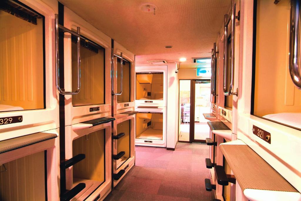 Capsule Hotel & Sauna Ikebukuro Plaza طوكيو الغرفة الصورة